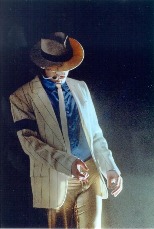 MJ-IN-GOLD-michael-jackson-7494152-.jpg