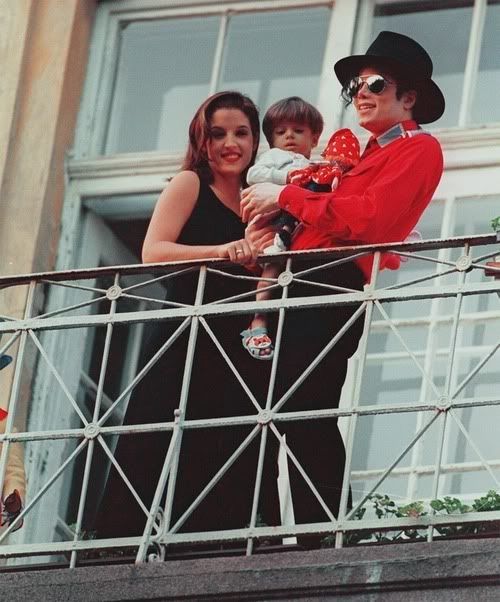 Michael-and-lisa-michael-jackson-14395386-500-602.jpg