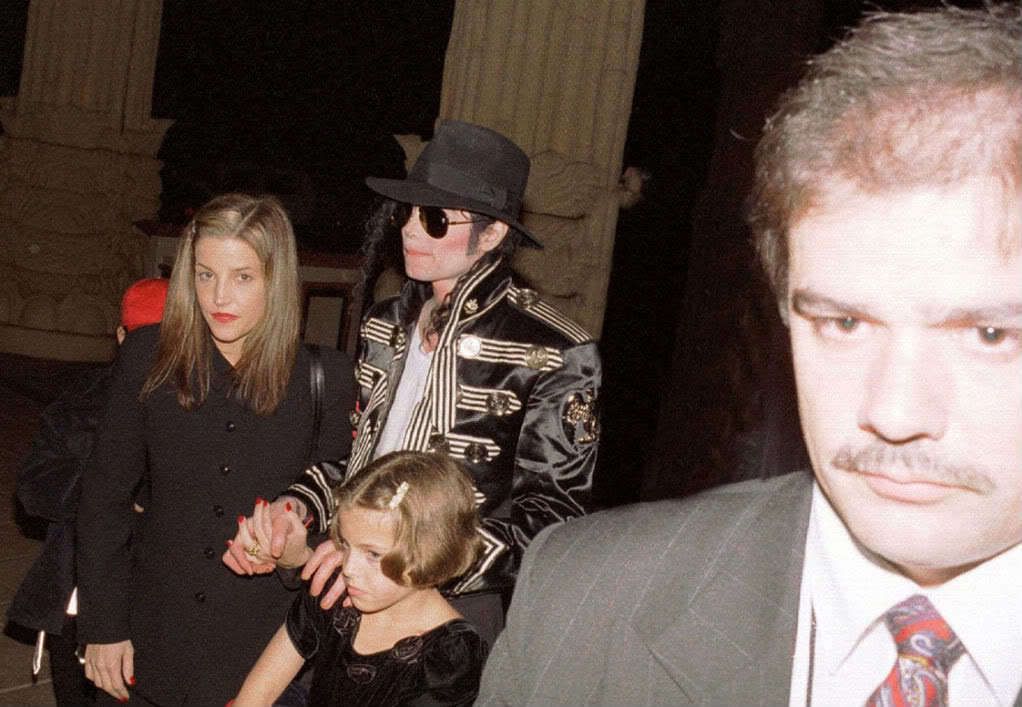 Michael-with-Lisa-Marie-michael-jackson-15458942-1022-707.jpg